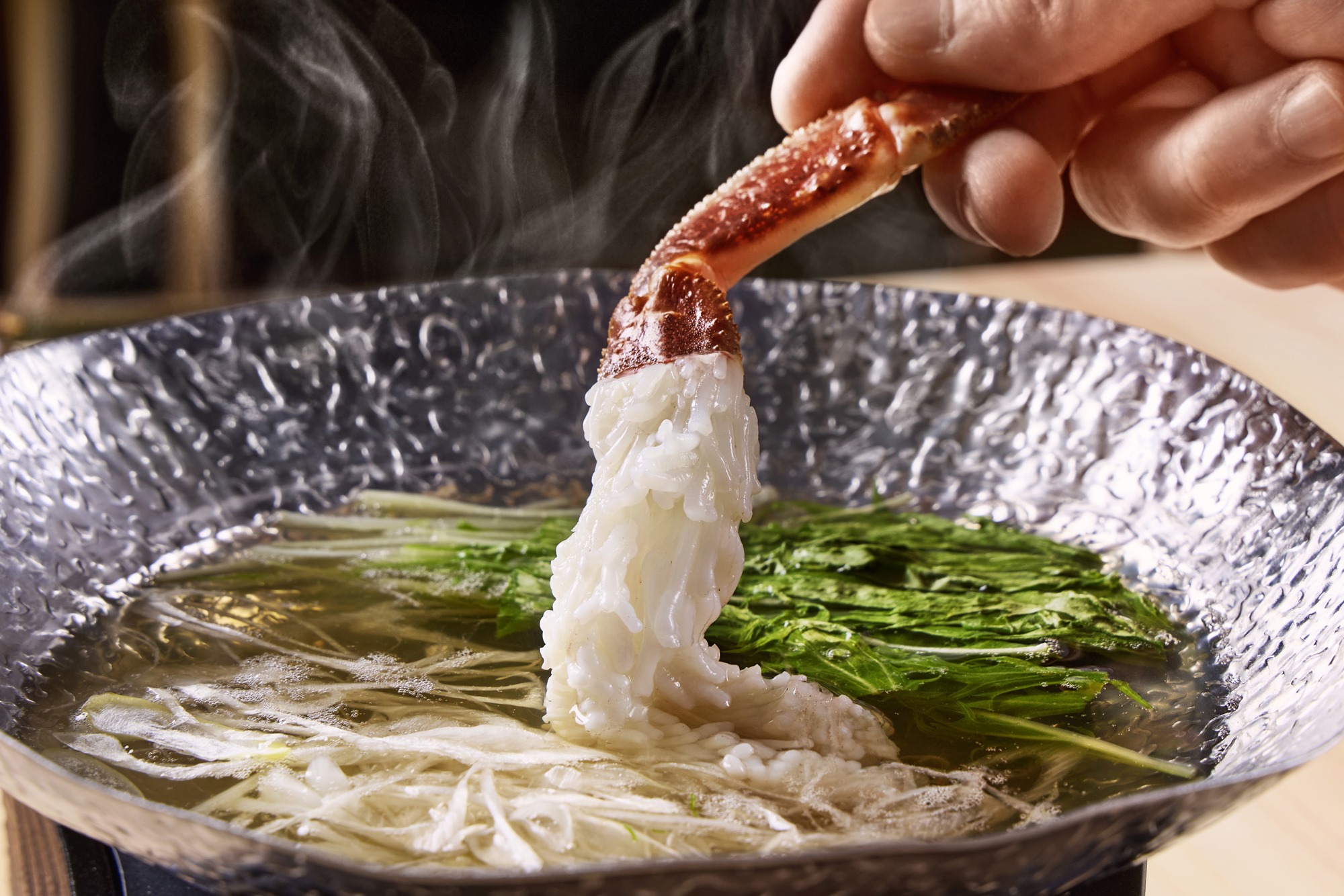 Crab shabu-shabu lifted from the dashi